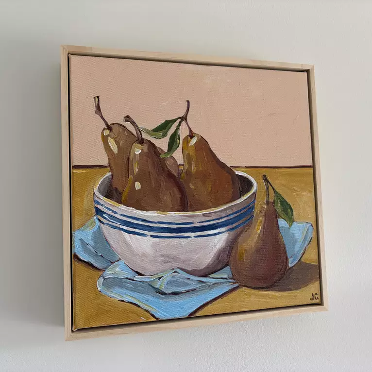 Pears in a bowl on a cloth — edge view