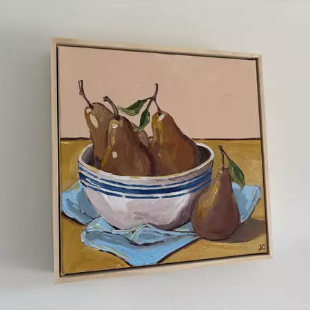 Pears in a bowl on a cloth — edge view